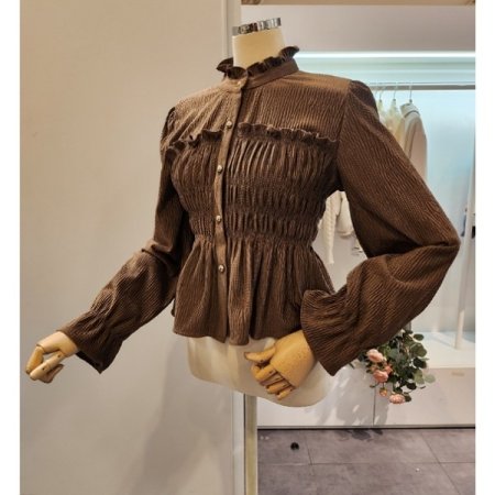 프릴넥 스모크 셔링 블라우스