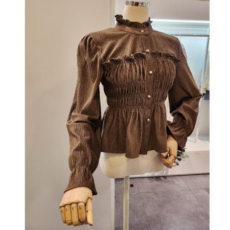 프릴넥 스모크 셔링 블라우스