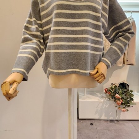 로고레터링 스트라이프 니트