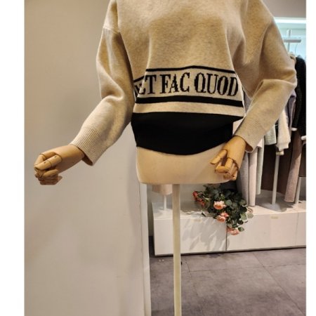 폴라 언더 레터링 니트