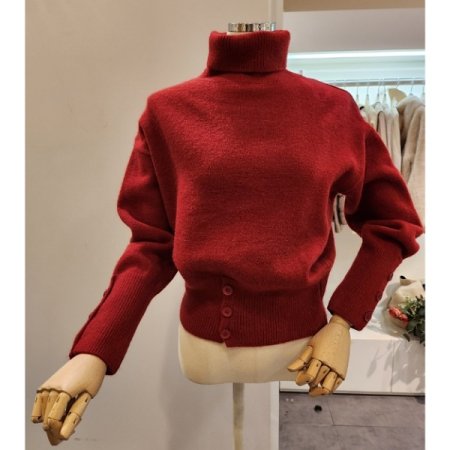 터틀넥 쓰리버튼 포인트 니트