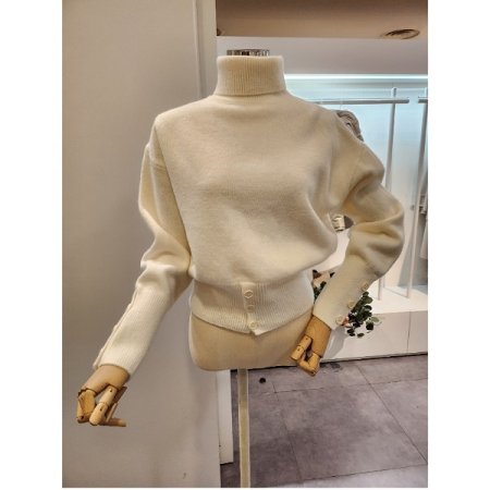 터틀넥 쓰리버튼 포인트 니트