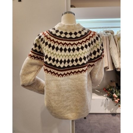 다이아 패턴 라운드넥 니트