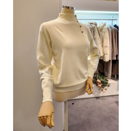 금장 장식 반폴라 니트