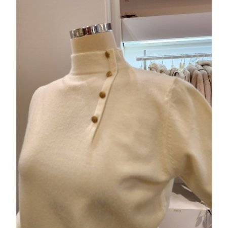 금장 장식 반폴라 니트