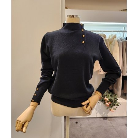 금장 장식 반폴라 니트