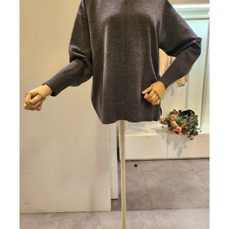 폴라 옆트임 단추장식 니트