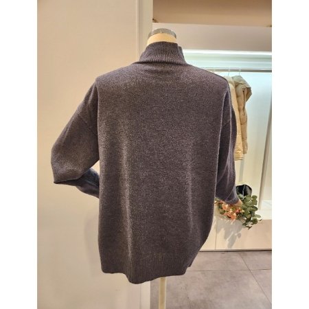 폴라 옆트임 단추장식 니트