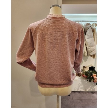 프릴넥 펀칭 니트