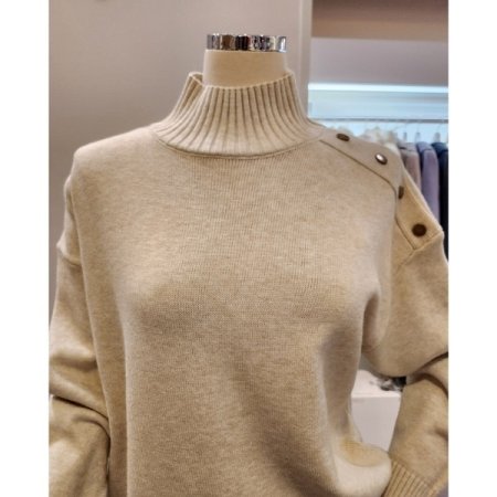 양 트임 숄더 장식 폴라니트