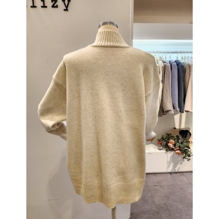 양 트임 숄더 장식 폴라니트