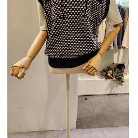 양포켓 패턴 브이넥 니트베스트