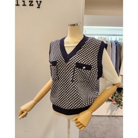 양포켓 패턴 브이넥 니트베스트