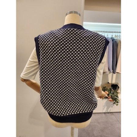 양포켓 패턴 브이넥 니트베스트