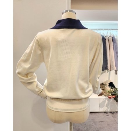 카라 배색 자수 니트