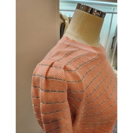 어깨 핀턱 배색 니트