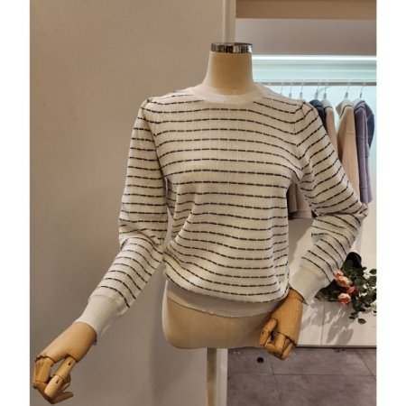 어깨 핀턱 배색 니트