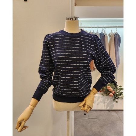 어깨 핀턱 배색 니트