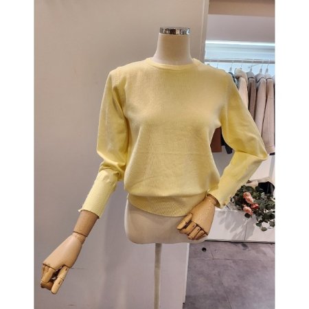 소매 쓰리버튼 라운드넥 니트