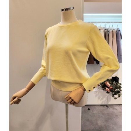 소매 쓰리버튼 라운드넥 니트