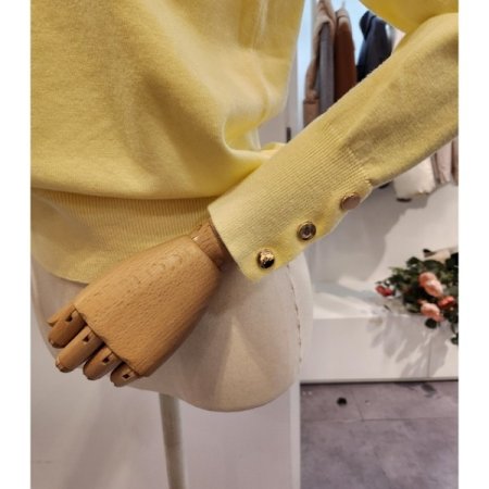 소매 쓰리버튼 라운드넥 니트