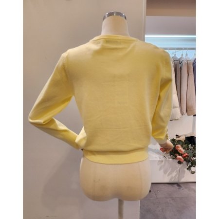 소매 쓰리버튼 라운드넥 니트