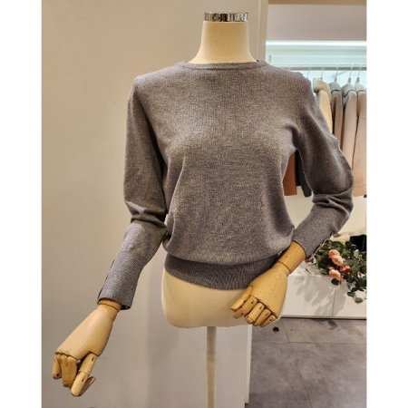 소매 쓰리버튼 라운드넥 니트