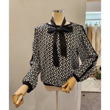 블랙타이 라운드 패턴 블라우스