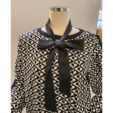 블랙타이 라운드 패턴 블라우스