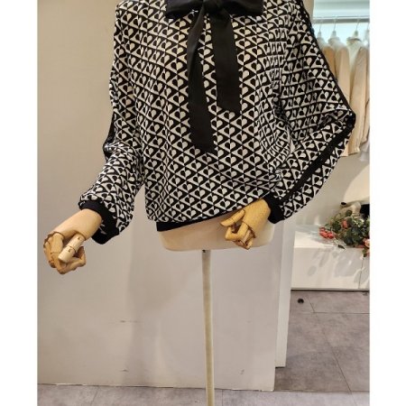 블랙타이 라운드 패턴 블라우스