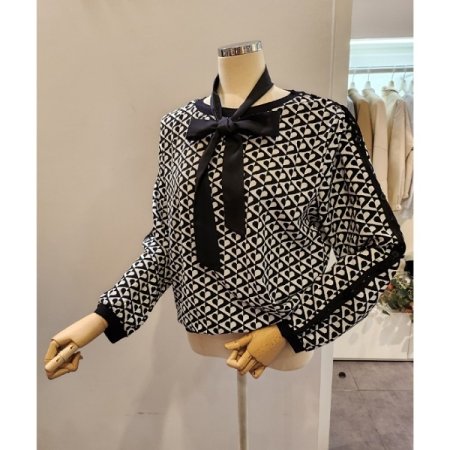 블랙타이 라운드 패턴 블라우스