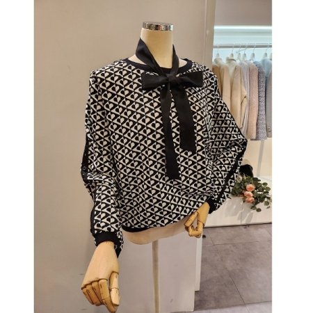 블랙타이 라운드 패턴 블라우스