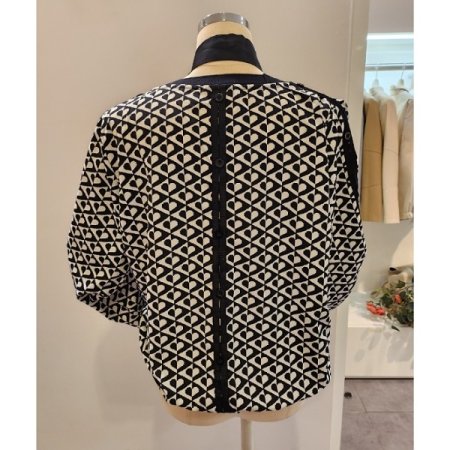 블랙타이 라운드 패턴 블라우스