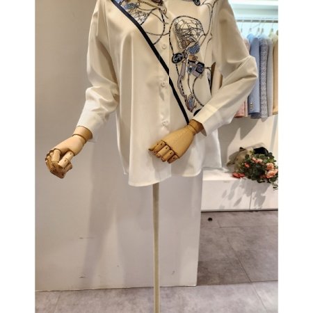 사선 프린트 카라 블라우스