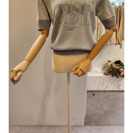 슬릿 카라 레터링 니트