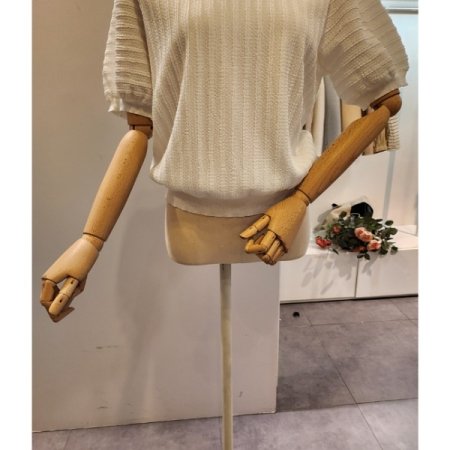 라운드넥 퍼프 소매 니트