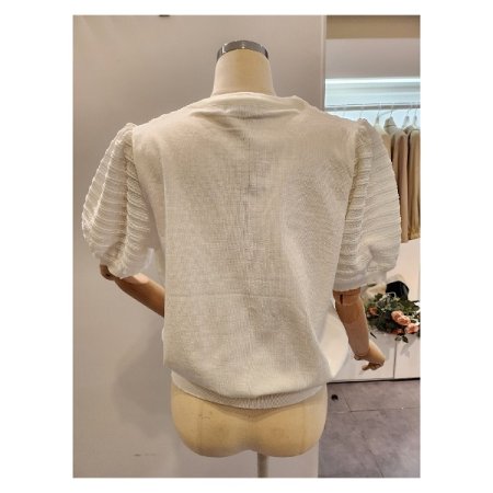 라운드넥 퍼프 소매 니트