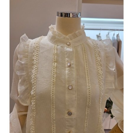 양 프릴 펀칭 블라우스