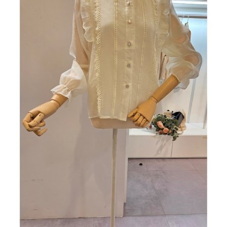 양 프릴 펀칭 블라우스