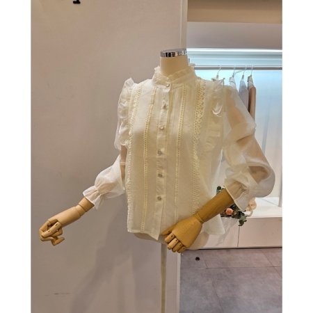 양 프릴 펀칭 블라우스