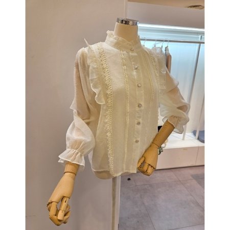 양 프릴 펀칭 블라우스