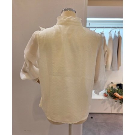 양 프릴 펀칭 블라우스