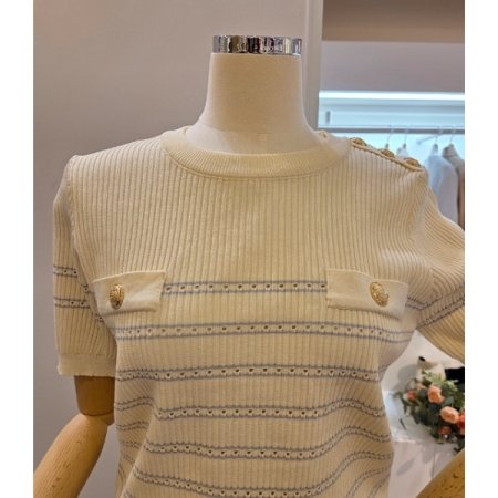 어깨 금장 라운드넥 니트