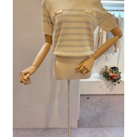 어깨 금장 라운드넥 니트