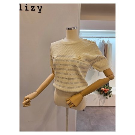 어깨 금장 라운드넥 니트