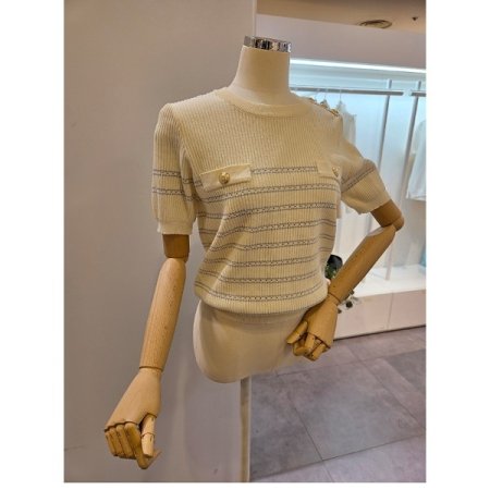 어깨 금장 라운드넥 니트