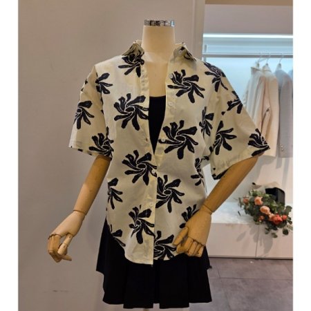 블랙 프린트 카라 셔츠