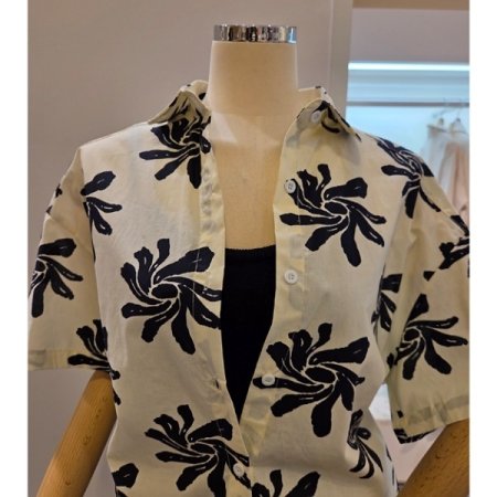 블랙 프린트 카라 셔츠