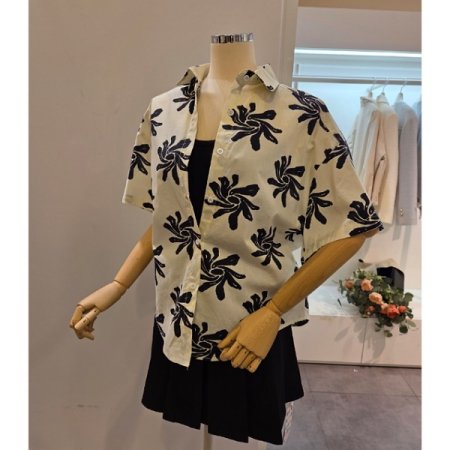 블랙 프린트 카라 셔츠
