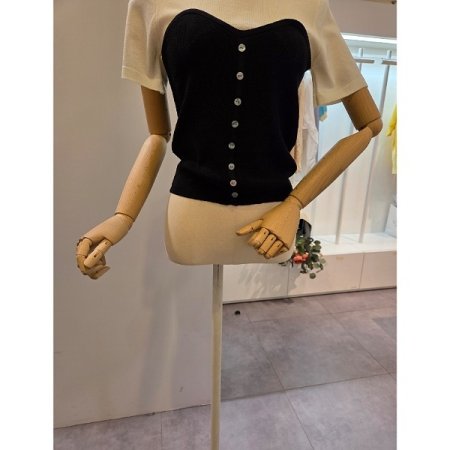 단추 장식 배색 니트